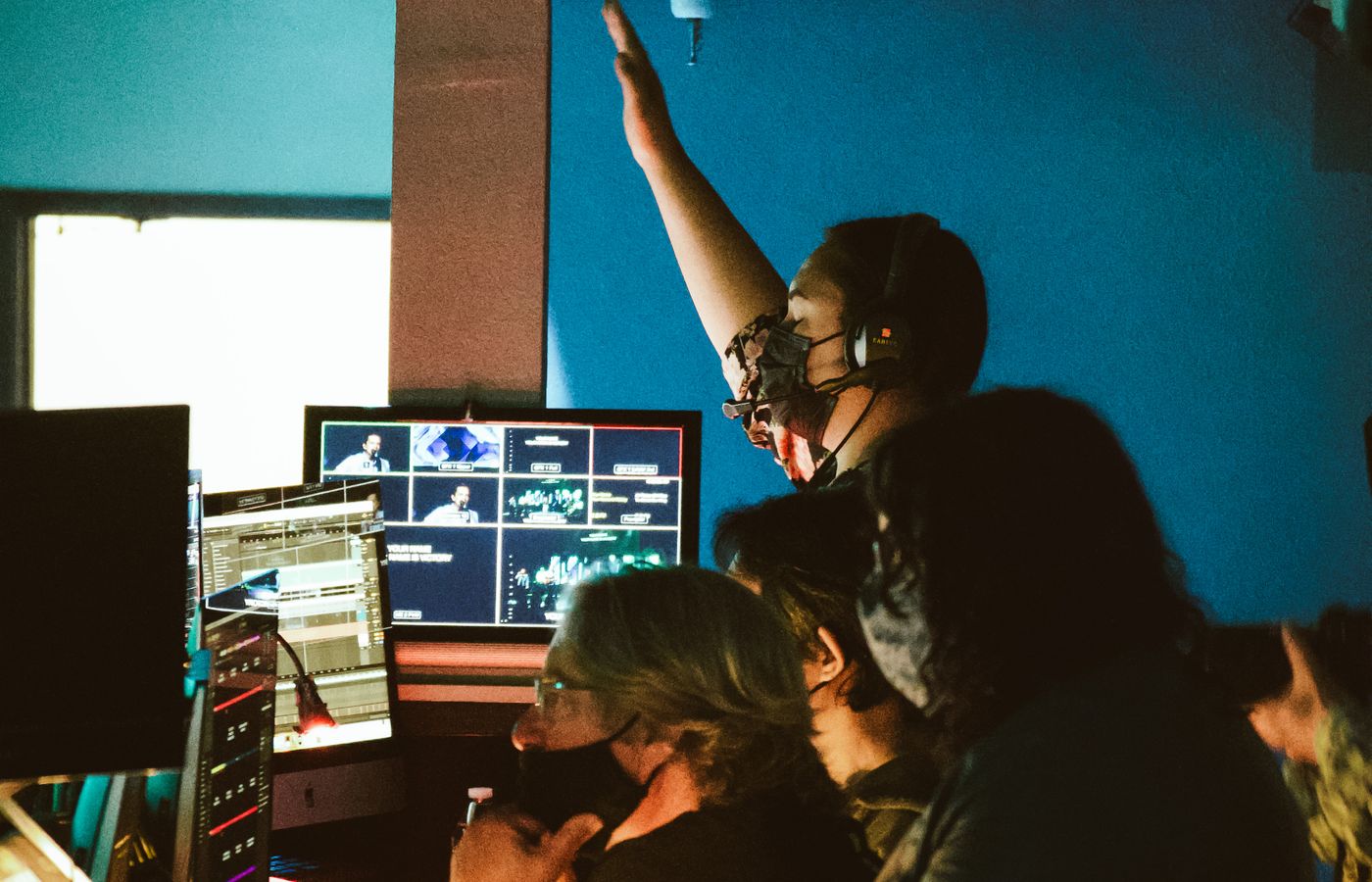 Equipo técnico operando una plataforma de transmisión en vivo